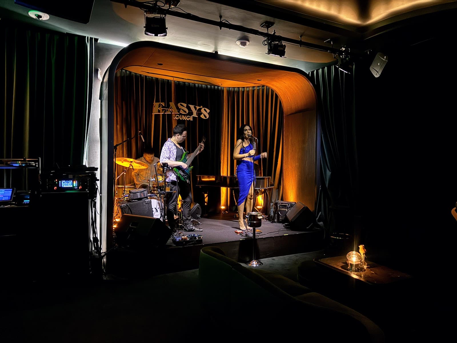 Easy's Cocktail Lounge - Image 1