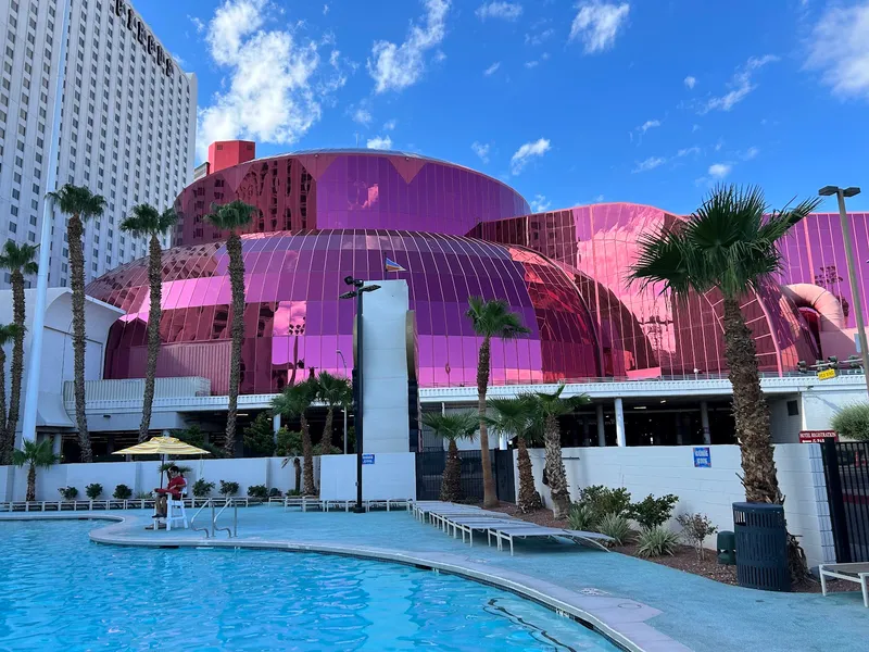 Circus Circus Pool - Image 2