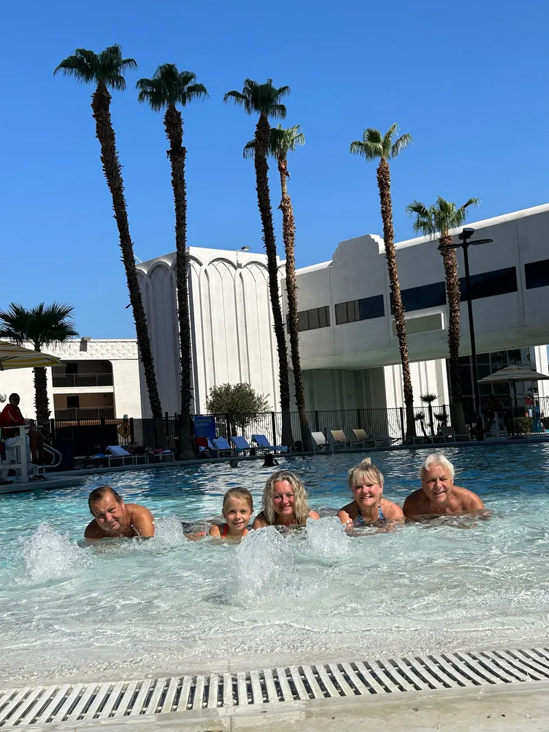 Circus Circus Pool - Image 4