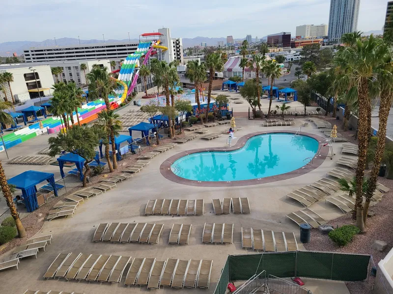 Circus Circus Pool - Image 6