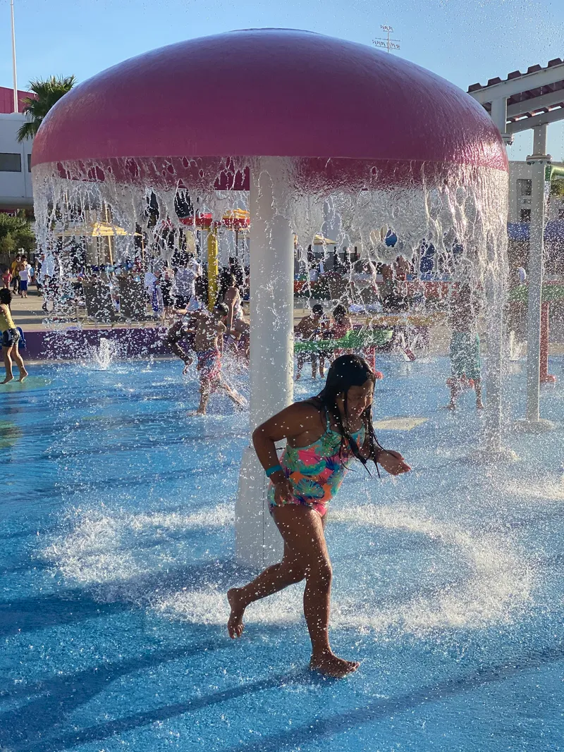 Circus Circus Pool - Image 3