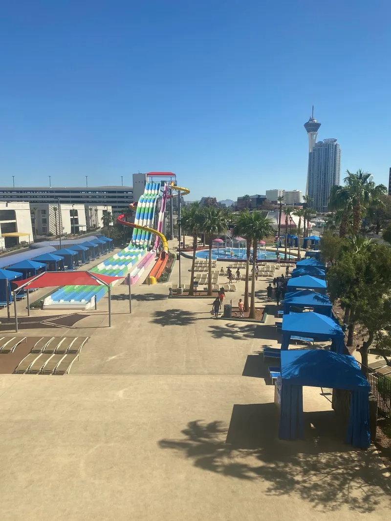 Circus Circus Pool - Image 9