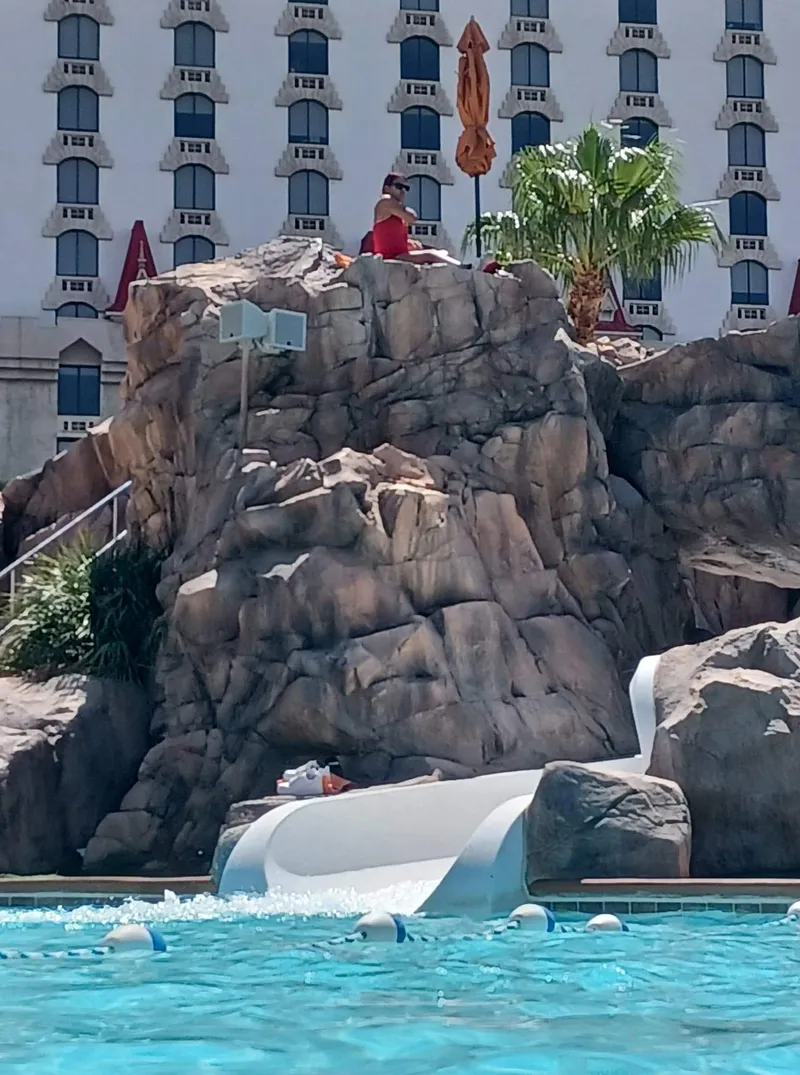 Excalibur Pool - Image 9