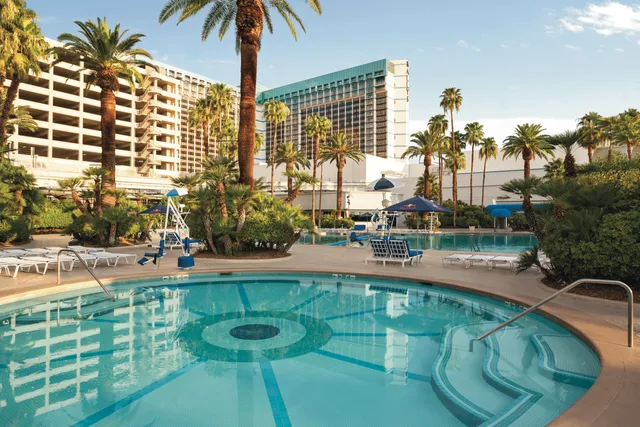Horseshoe Las Vegas Pool - Image 4