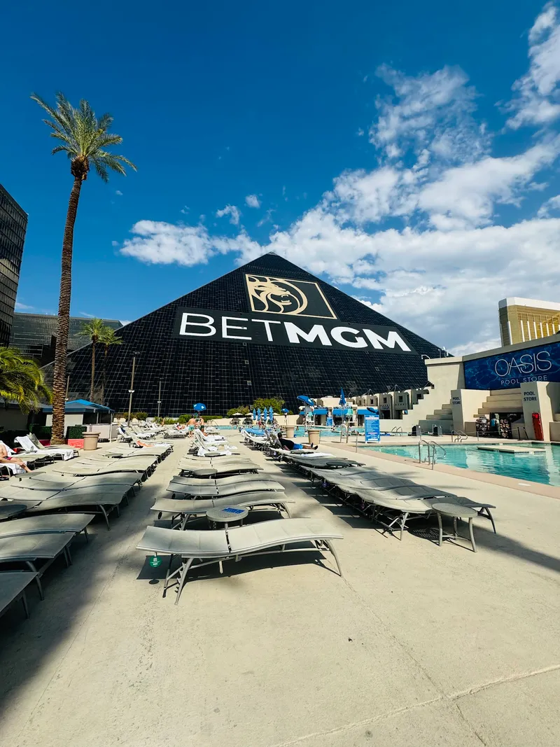 Luxor Pool