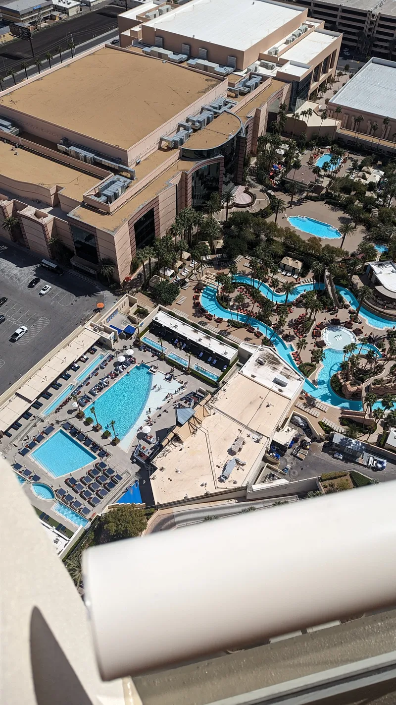 Park MGM Pool - Image 7