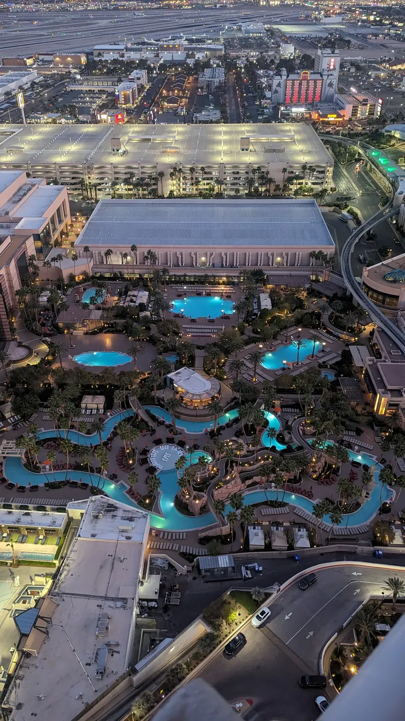 Park MGM Pool - Image 8